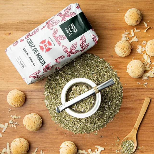 CRUZ DE MALTA yerba beside a prepared gourd on a wooden table